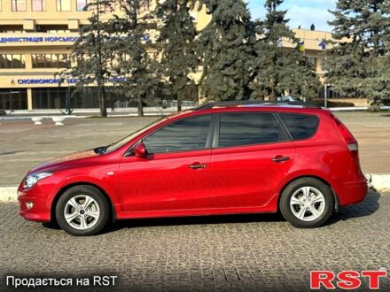 Хендай i30 2011 в Черноморске (Ильичевске) на Automoto.ua Красный Хендай i30, объемом двигателя 1.6 л и пробегом 200 тыс. км за 7700 $, фото 1 на Automoto.ua