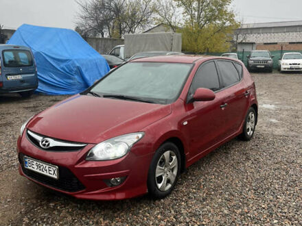Красный Хендай i30, объемом двигателя 1.58 л и пробегом 167 тыс. км за 7950 $, фото 1 на Automoto.ua