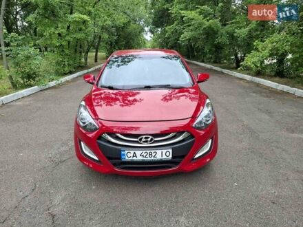 Красный Хендай i30, объемом двигателя 1.58 л и пробегом 208 тыс. км за 7700 $, фото 1 на Automoto.ua