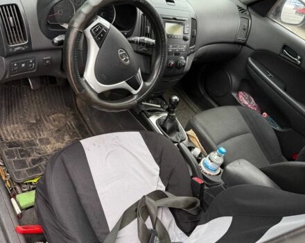 Серый Хендай i30, объемом двигателя 1.4 л и пробегом 100 тыс. км за 4000 $, фото 3 на Automoto.ua