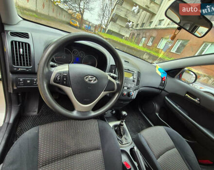 Сірий Хендай i30, об'ємом двигуна 1.4 л та пробігом 190 тис. км за 4700 $, фото 8 на Automoto.ua