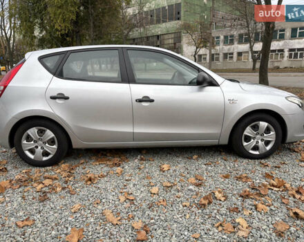 Серый Хендай i30, объемом двигателя 1.4 л и пробегом 218 тыс. км за 5950 $, фото 2 на Automoto.ua