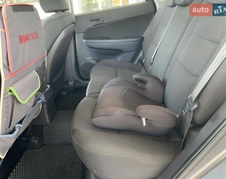Серый Хендай i30, объемом двигателя 1.4 л и пробегом 136 тыс. км за 7200 $, фото 13 на Automoto.ua