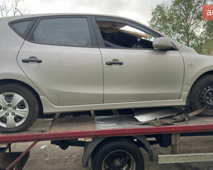 Сірий Хендай i30, об'ємом двигуна 1.4 л та пробігом 200 тис. км за 2500 $, фото 1 на Automoto.ua