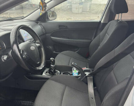 Серый Хендай i30, объемом двигателя 1.4 л и пробегом 300 тыс. км за 6200 $, фото 9 на Automoto.ua