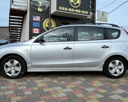 Серый Хендай i30, объемом двигателя 1.6 л и пробегом 245 тыс. км за 7500 $, фото 3 на Automoto.ua