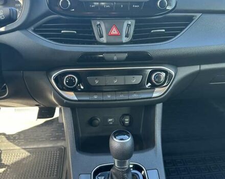 Сірий Хендай i30, об'ємом двигуна 1.5 л та пробігом 18 тис. км за 16200 $, фото 5 на Automoto.ua