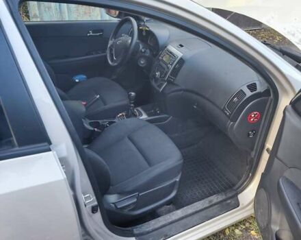 Серый Хендай i30, объемом двигателя 1.58 л и пробегом 270 тыс. км за 5000 $, фото 4 на Automoto.ua