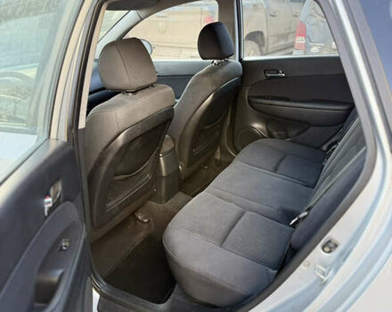 Серый Хендай i30, объемом двигателя 1.6 л и пробегом 191 тыс. км за 5900 $, фото 11 на Automoto.ua