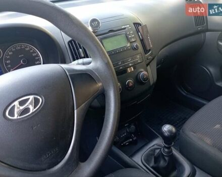 Серый Хендай i30, объемом двигателя 1.4 л и пробегом 220 тыс. км за 5400 $, фото 3 на Automoto.ua
