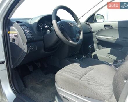 Серый Хендай i30, объемом двигателя 1.6 л и пробегом 211 тыс. км за 5800 $, фото 9 на Automoto.ua