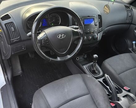 Серый Хендай i30, объемом двигателя 1.6 л и пробегом 284 тыс. км за 2000 $, фото 8 на Automoto.ua