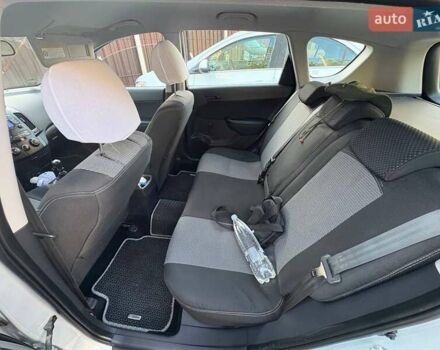 Серый Хендай i30, объемом двигателя 1.4 л и пробегом 143 тыс. км за 6000 $, фото 9 на Automoto.ua