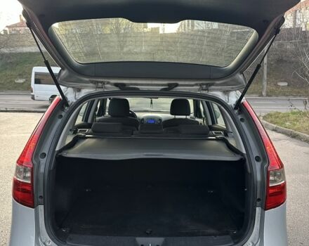 Серый Хендай i30, объемом двигателя 1.6 л и пробегом 284 тыс. км за 2000 $, фото 7 на Automoto.ua