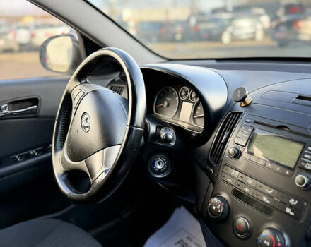 Серый Хендай i30, объемом двигателя 1.6 л и пробегом 191 тыс. км за 5900 $, фото 6 на Automoto.ua