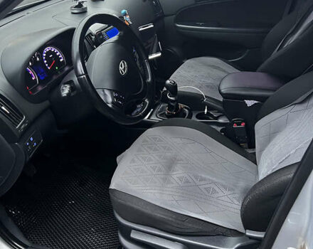 Серый Хендай i30, объемом двигателя 1.4 л и пробегом 190 тыс. км за 6100 $, фото 3 на Automoto.ua