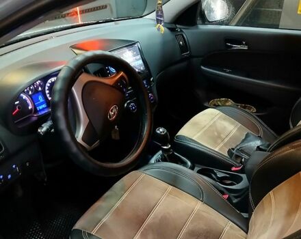 Серый Хендай i30, объемом двигателя 1.4 л и пробегом 218 тыс. км за 7000 $, фото 6 на Automoto.ua