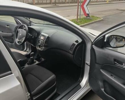Сірий Хендай i30, об'ємом двигуна 1.58 л та пробігом 200 тис. км за 7150 $, фото 2 на Automoto.ua