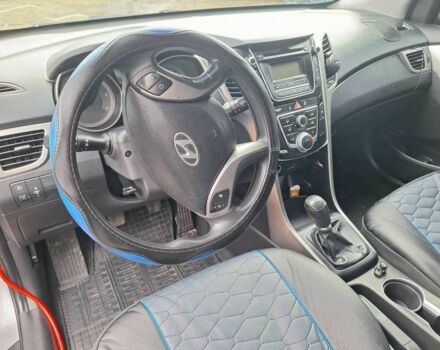 Серый Хендай i30, объемом двигателя 1.4 л и пробегом 262 тыс. км за 7575 $, фото 7 на Automoto.ua