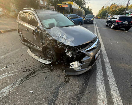 Серый Хендай i30, объемом двигателя 1.58 л и пробегом 208 тыс. км за 3000 $, фото 1 на Automoto.ua