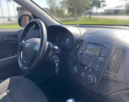 Синий Хендай i30, объемом двигателя 1.6 л и пробегом 248 тыс. км за 7500 $, фото 5 на Automoto.ua