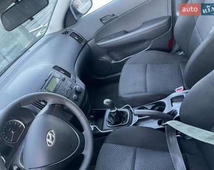 Синий Хендай i30, объемом двигателя 1.6 л и пробегом 220 тыс. км за 6300 $, фото 4 на Automoto.ua