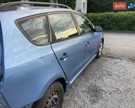 Синий Хендай i30, объемом двигателя 1.6 л и пробегом 180 тыс. км за 2900 $, фото 4 на Automoto.ua