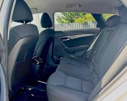 Белый Хендай и40, объемом двигателя 1.7 л и пробегом 266 тыс. км за 8600 $, фото 7 на Automoto.ua