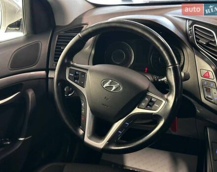 Белый Хендай и40, объемом двигателя 1.7 л и пробегом 288 тыс. км за 9300 $, фото 25 на Automoto.ua