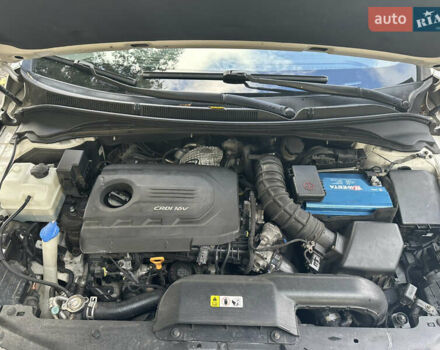 Белый Хендай и40, объемом двигателя 1.7 л и пробегом 190 тыс. км за 8900 $, фото 30 на Automoto.ua