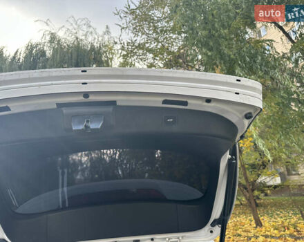 Белый Хендай и40, объемом двигателя 1.7 л и пробегом 190 тыс. км за 8999 $, фото 23 на Automoto.ua