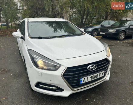 Белый Хендай и40, объемом двигателя 1.7 л и пробегом 190 тыс. км за 9000 $, фото 3 на Automoto.ua