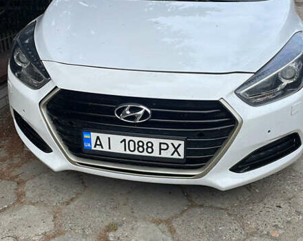Белый Хендай и40, объемом двигателя 1.7 л и пробегом 188 тыс. км за 10400 $, фото 1 на Automoto.ua
