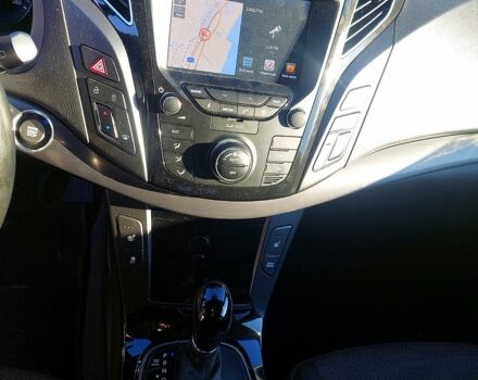 Белый Хендай и40, объемом двигателя 1.7 л и пробегом 225 тыс. км за 14500 $, фото 11 на Automoto.ua