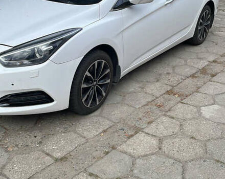 Белый Хендай и40, объемом двигателя 1.7 л и пробегом 188 тыс. км за 10400 $, фото 1 на Automoto.ua