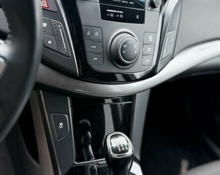 Черный Хендай и40, объемом двигателя 1.7 л и пробегом 197 тыс. км за 11000 $, фото 14 на Automoto.ua