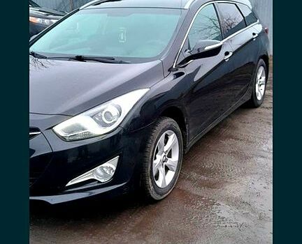 Черный Хендай и40, объемом двигателя 1.7 л и пробегом 195 тыс. км за 9000 $, фото 1 на Automoto.ua