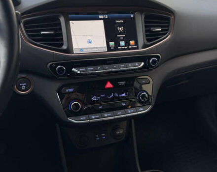 Белый Хендай Ioniq, объемом двигателя 0 л и пробегом 115 тыс. км за 12000 $, фото 13 на Automoto.ua