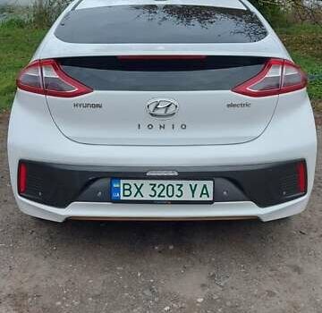 Хендай Ioniq 2016 у Хмельницькому на Automoto.ua Білий Хендай Ioniq, об'ємом двигуна 0 л та пробігом 230 тис. км за 12800 $, фото 11 на Automoto.ua
