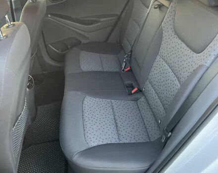 Белый Хендай Ioniq, объемом двигателя 0 л и пробегом 97 тыс. км за 12900 $, фото 25 на Automoto.ua