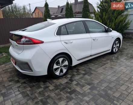 Белый Хендай Ioniq, объемом двигателя 0 л и пробегом 138 тыс. км за 12800 $, фото 3 на Automoto.ua