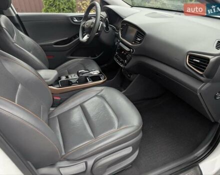 Белый Хендай Ioniq, объемом двигателя 0 л и пробегом 138 тыс. км за 12800 $, фото 16 на Automoto.ua