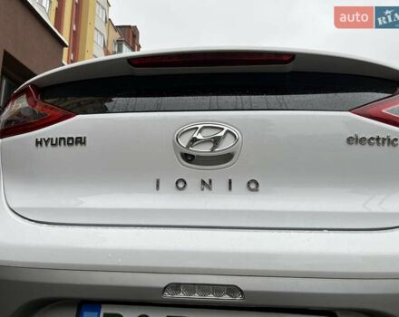 Белый Хендай Ioniq, объемом двигателя 0 л и пробегом 158 тыс. км за 13200 $, фото 17 на Automoto.ua