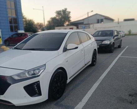 Белый Хендай Ioniq, объемом двигателя 0 л и пробегом 106 тыс. км за 13599 $, фото 2 на Automoto.ua