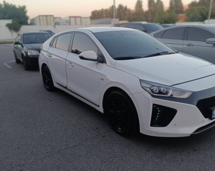 Белый Хендай Ioniq, объемом двигателя 0 л и пробегом 106 тыс. км за 13599 $, фото 1 на Automoto.ua