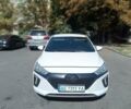 Белый Хендай Ioniq, объемом двигателя 0 л и пробегом 106 тыс. км за 13599 $, фото 1 на Automoto.ua