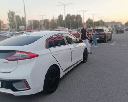 Белый Хендай Ioniq, объемом двигателя 0 л и пробегом 106 тыс. км за 13599 $, фото 4 на Automoto.ua