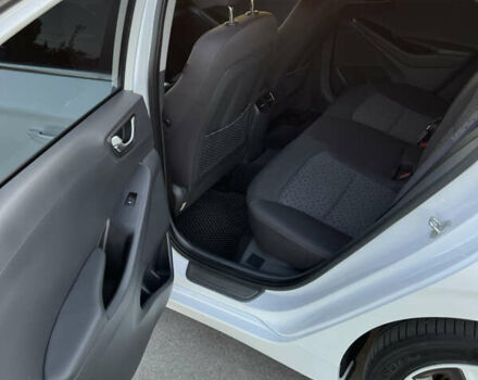 Белый Хендай Ioniq, объемом двигателя 0 л и пробегом 97 тыс. км за 12900 $, фото 26 на Automoto.ua