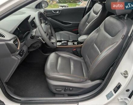 Белый Хендай Ioniq, объемом двигателя 0 л и пробегом 138 тыс. км за 12800 $, фото 12 на Automoto.ua