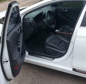 Хендай Ioniq 2016 у Хмельницькому на Automoto.ua Білий Хендай Ioniq, об'ємом двигуна 0 л та пробігом 230 тис. км за 12800 $, фото 14 на Automoto.ua